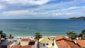 Cobertura com piscina e vista para o mar