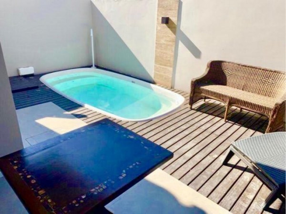 Linda casa com 4 sutes e piscina, 200m do mar.