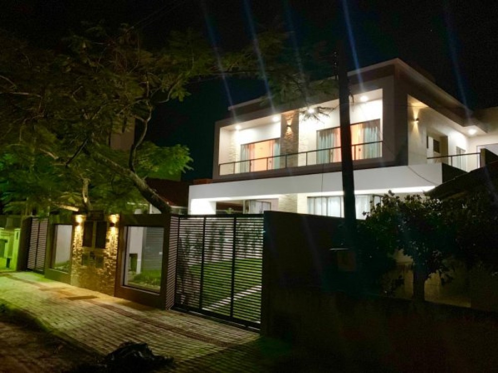 Linda casa com 4 sutes e piscina, 200m do mar.