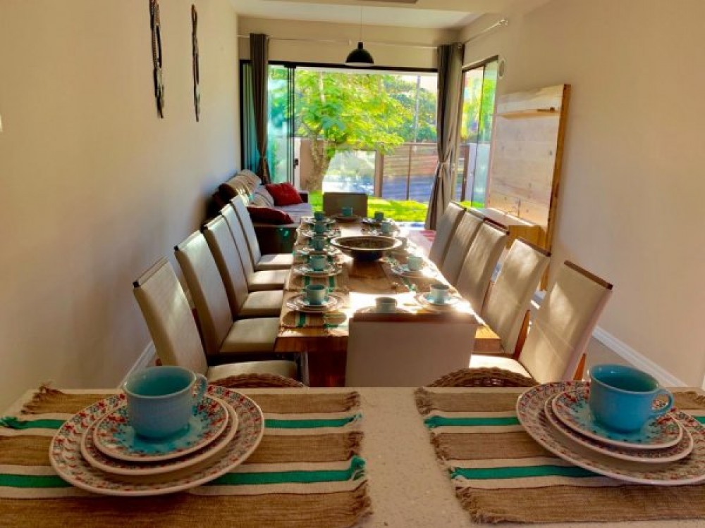 Linda casa com 4 sutes e piscina, 200m do mar.