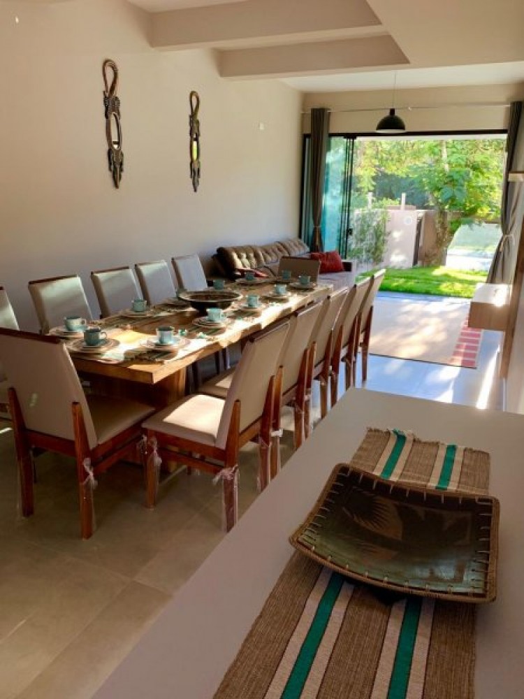 Linda casa com 4 sutes e piscina, 200m do mar.