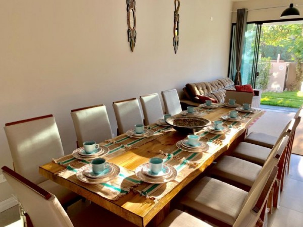 Linda casa com 4 sutes e piscina, 200m do mar.