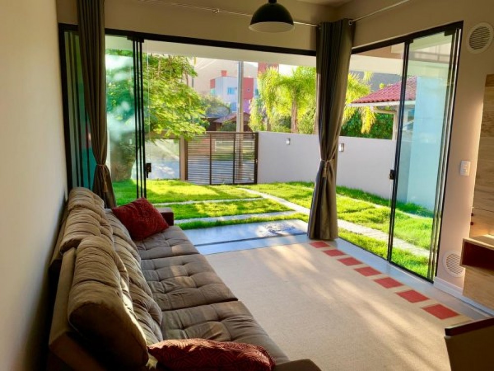 Linda casa com 4 sutes e piscina, 200m do mar.