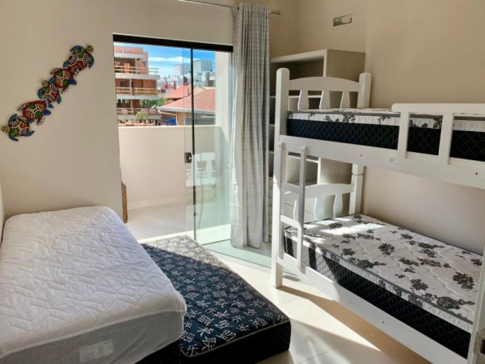 Linda casa com 4 sutes e piscina, 200m do mar.