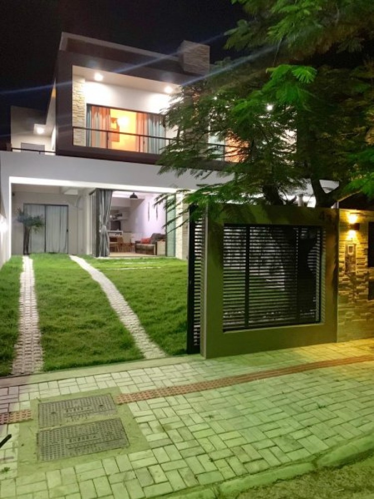 Linda casa com 4 sutes e piscina, 200m do mar.