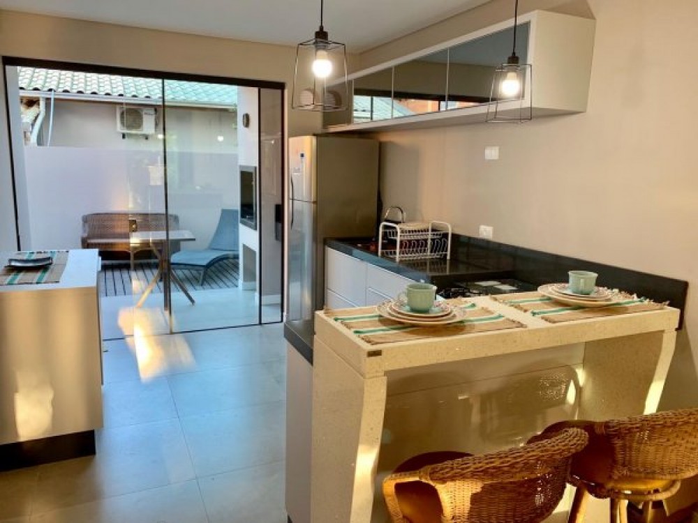 Linda casa com 4 sutes e piscina, 200m do mar.