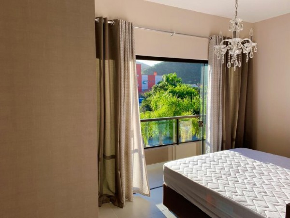 Linda casa com 4 sutes e piscina, 200m do mar.