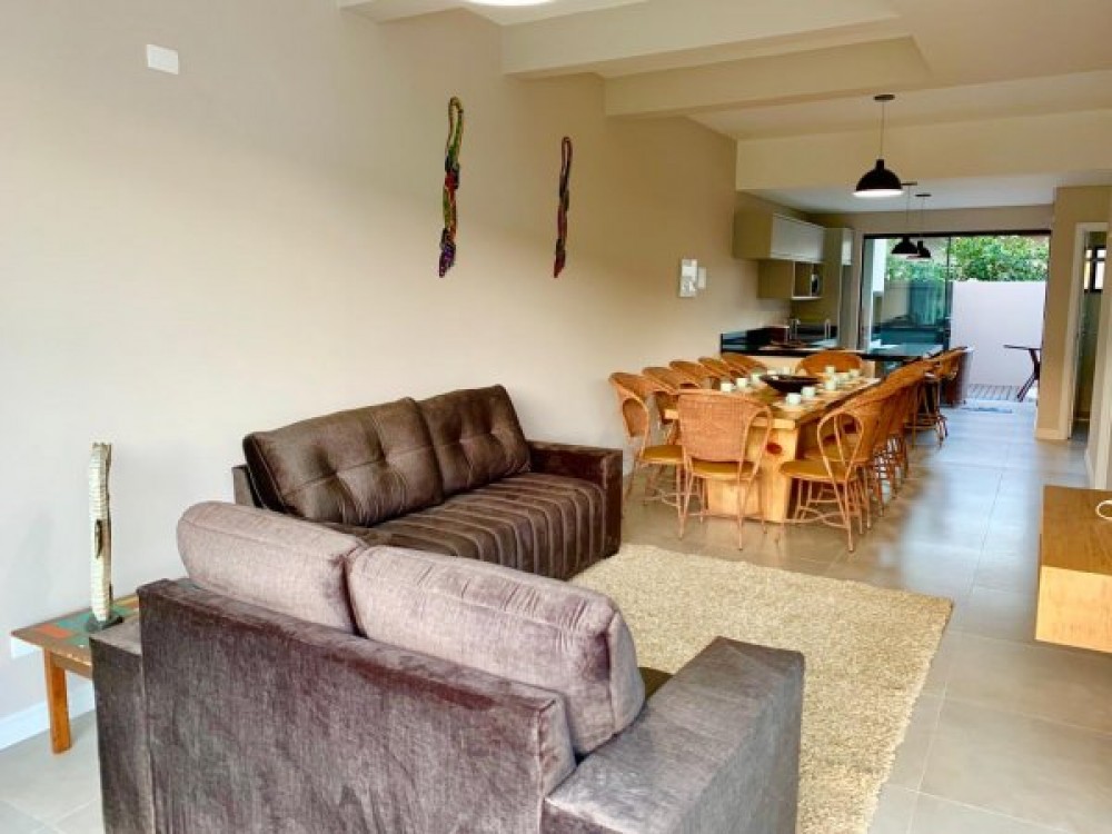 Linda casa com 4 sutes e piscina!