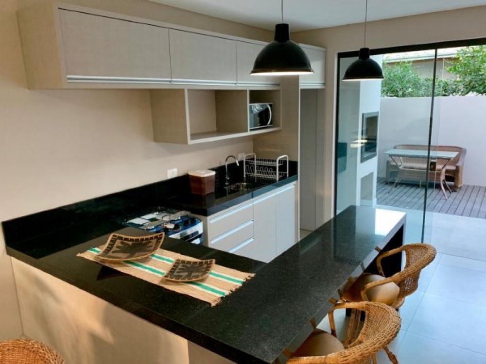 Linda casa com 4 sutes e piscina!