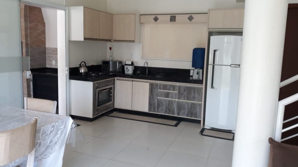 Sobrado prximo da praia em Canto Grande