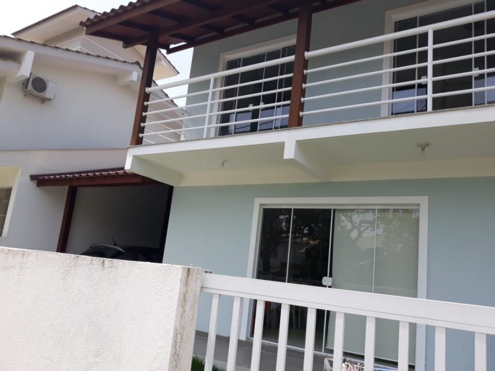 Sobrado prximo da praia em Canto Grande