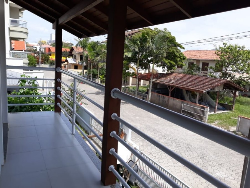 Sobrado prximo da praia em Canto Grande