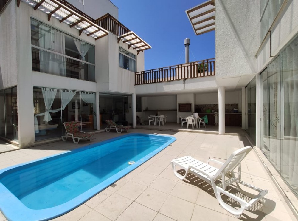 Casa com piscina em Mariscal!