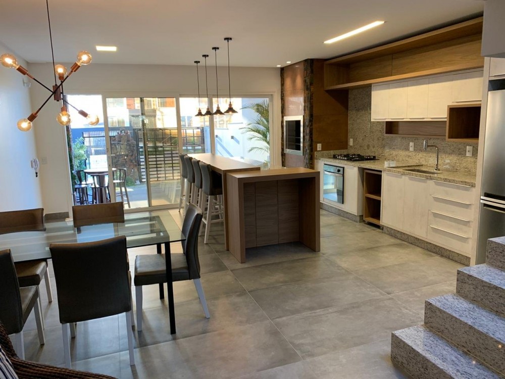 Triplex novo altssimo padro em Canto Grande