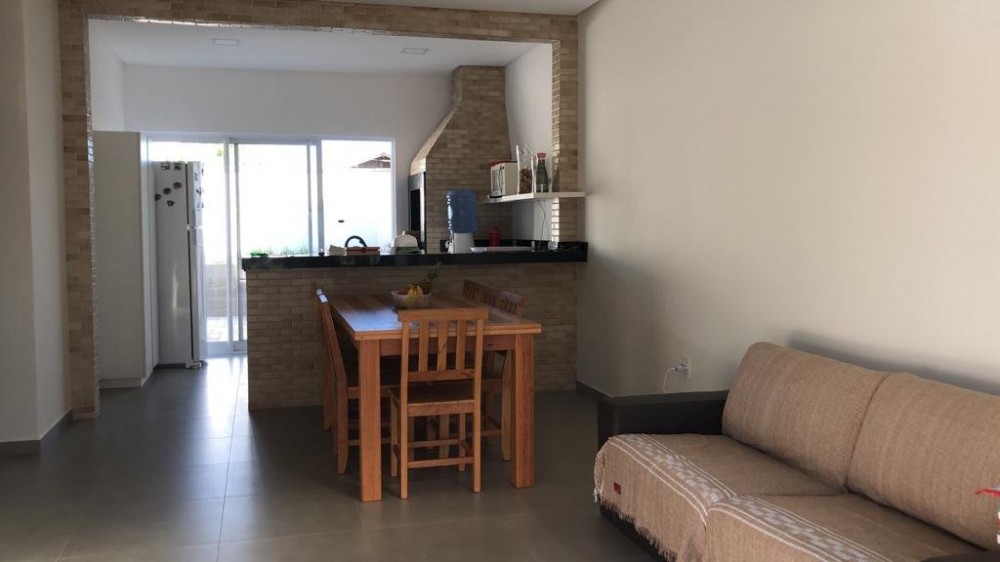 Casa trrea  300m do mar, 3 dormitrios com ar.