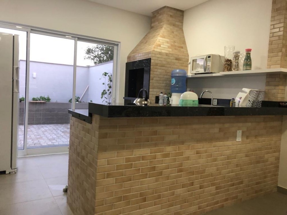 Casa trrea  300m do mar, 3 dormitrios com ar.