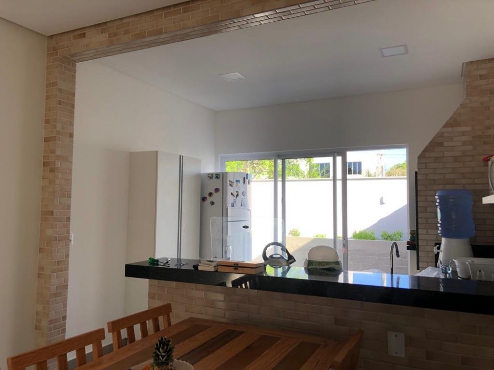 Casa trrea  300m do mar, 3 dormitrios com ar.