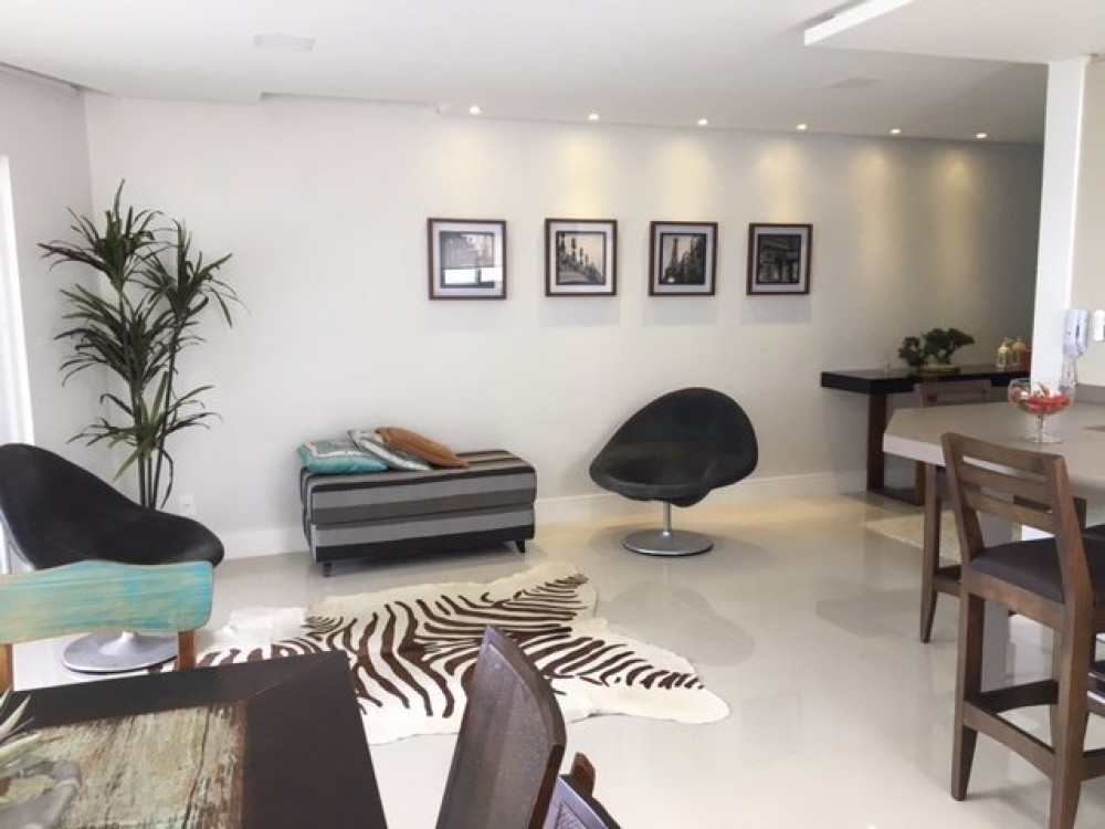 Apartamento com vista pro mar, 4 dormitrios.