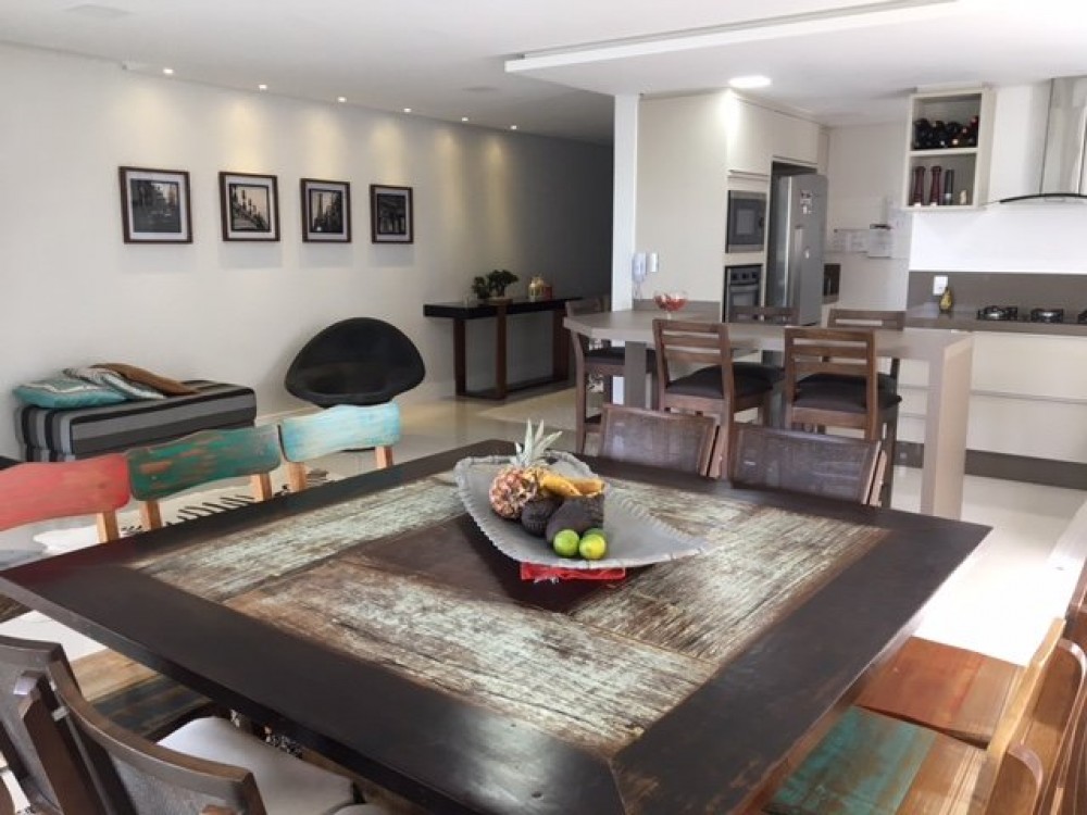 Apartamento com vista pro mar, 4 dormitrios.