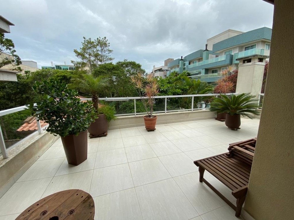 Linda casa com 4 dormitrios em Mariscal