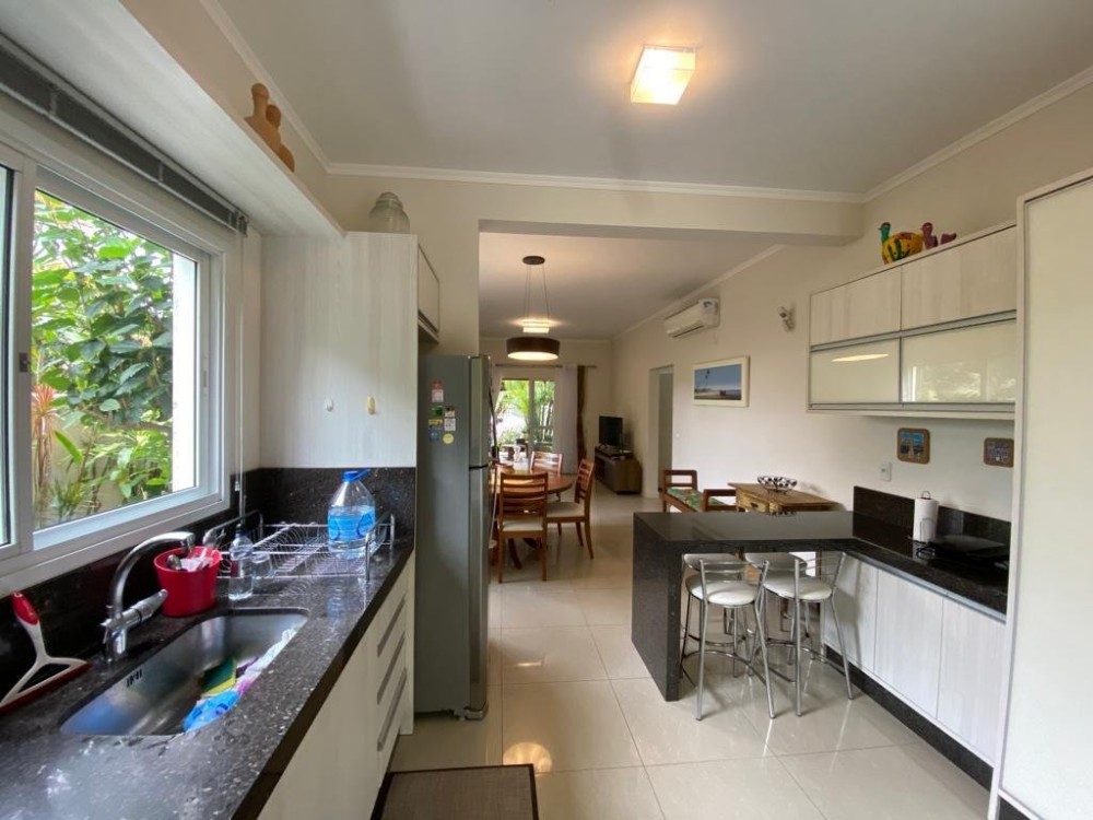 Linda casa com 4 dormitrios em Mariscal