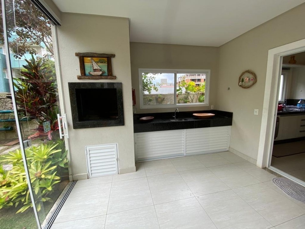 Linda casa com 4 dormitrios em Mariscal