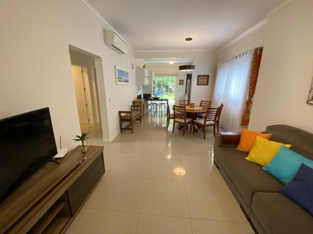 Linda casa com 4 dormitrios em Mariscal