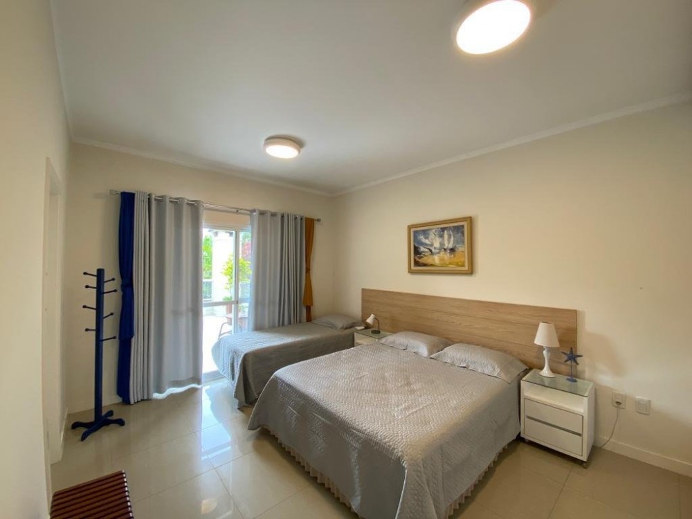 Linda casa com 4 dormitrios em Mariscal