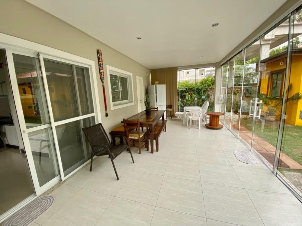 Linda casa com 4 dormitrios em Mariscal