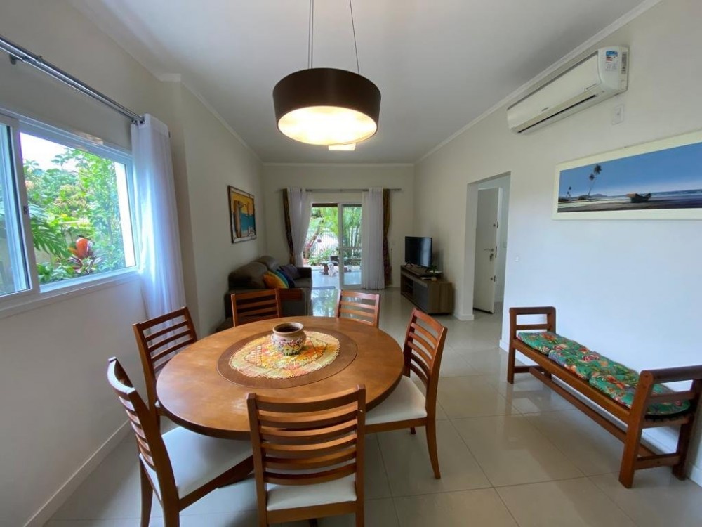 Linda casa com 4 dormitrios em Mariscal