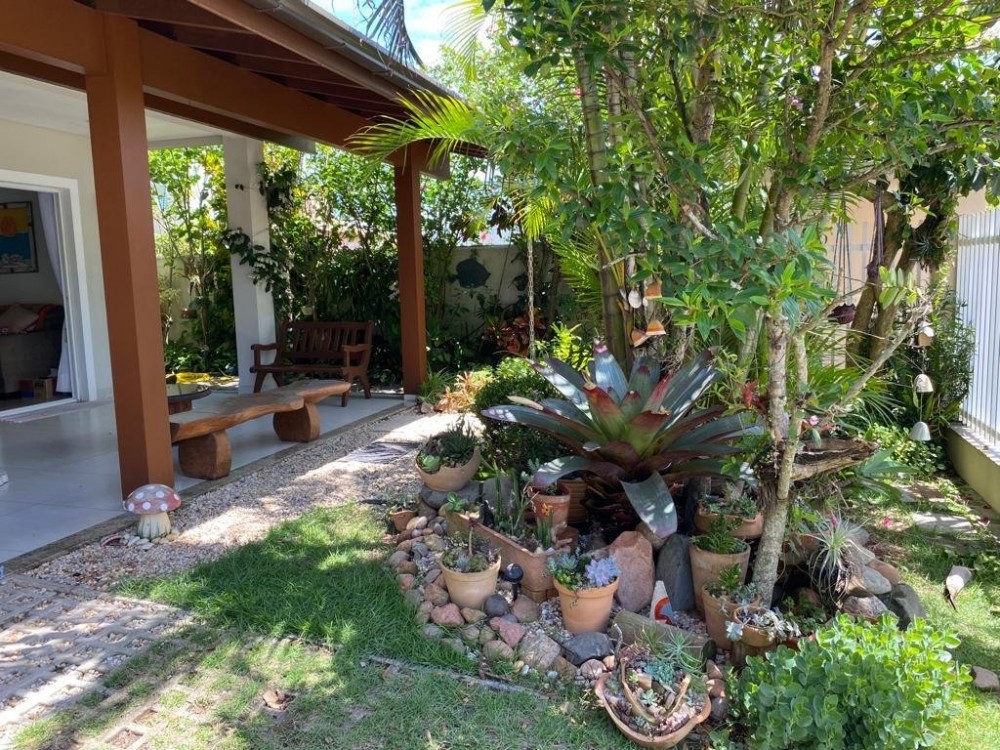 Linda casa com 4 dormitrios em Mariscal