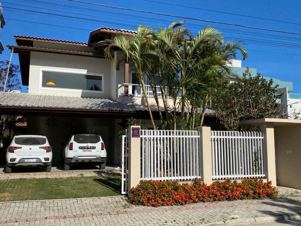 Linda casa com 4 dormitrios em Mariscal