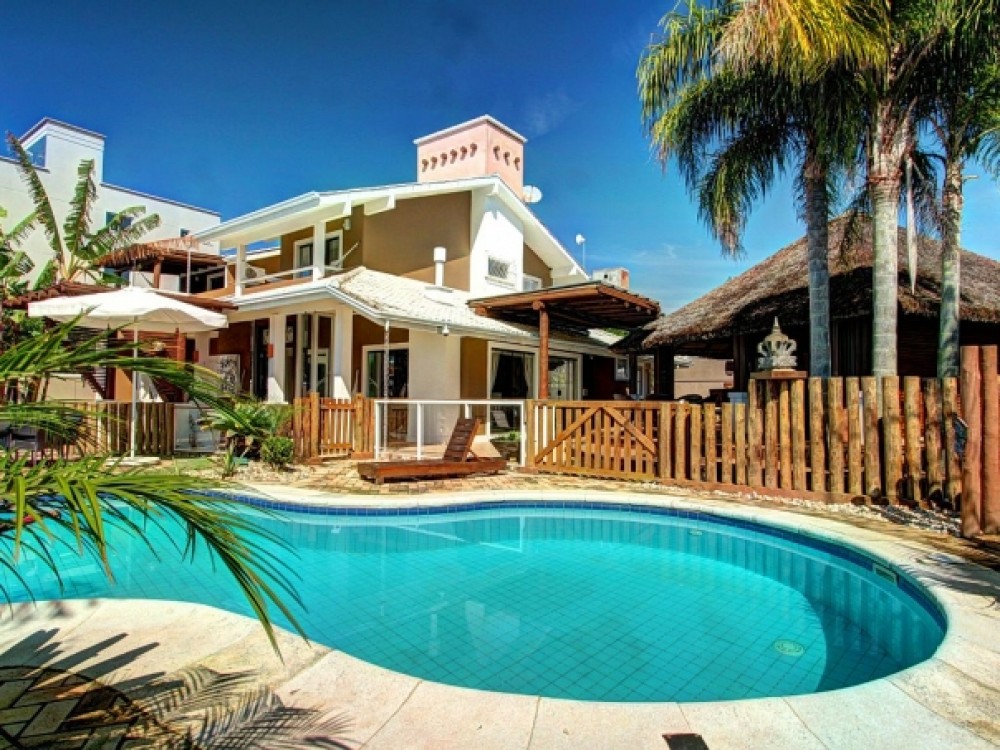 Casa alto padro com piscina!