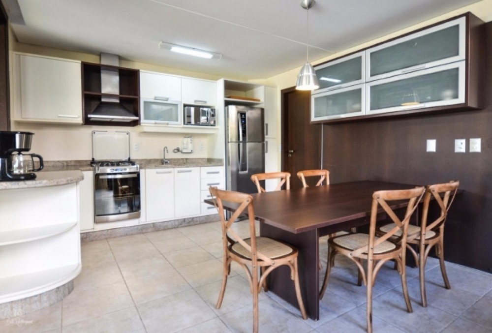 Casa alto padro com piscina,  200m do mar.