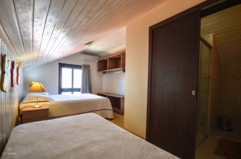 Casa alto padro com piscina,  200m do mar.