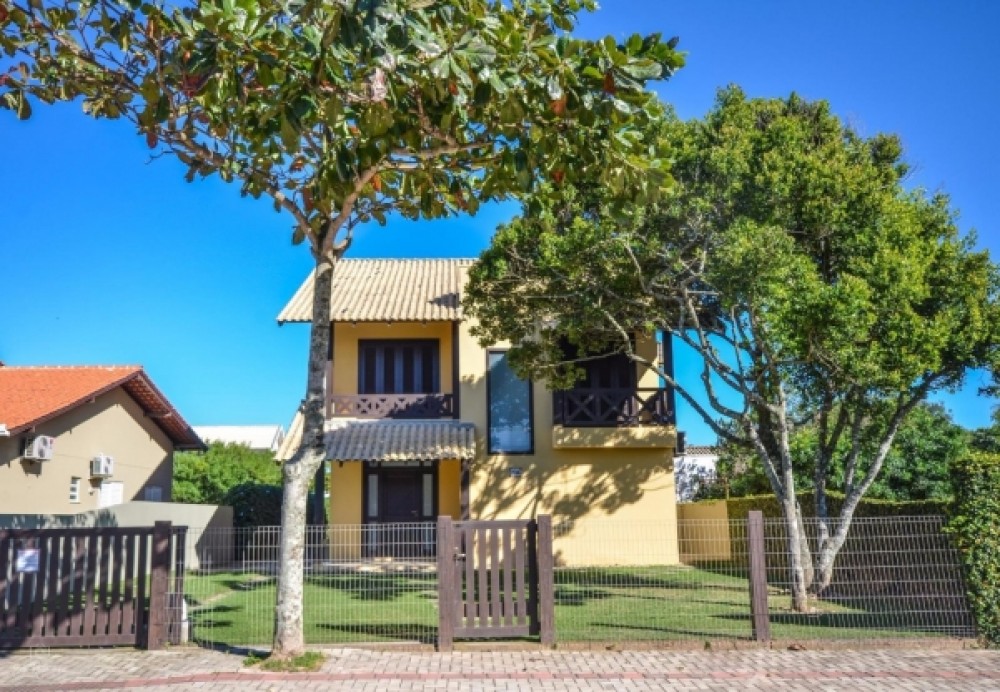 Casa alto padro com piscina,  200m do mar.