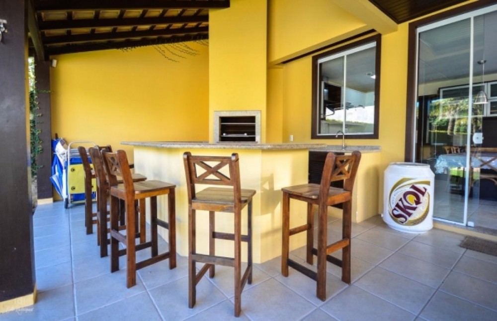 Casa alto padro com piscina,  200m do mar.