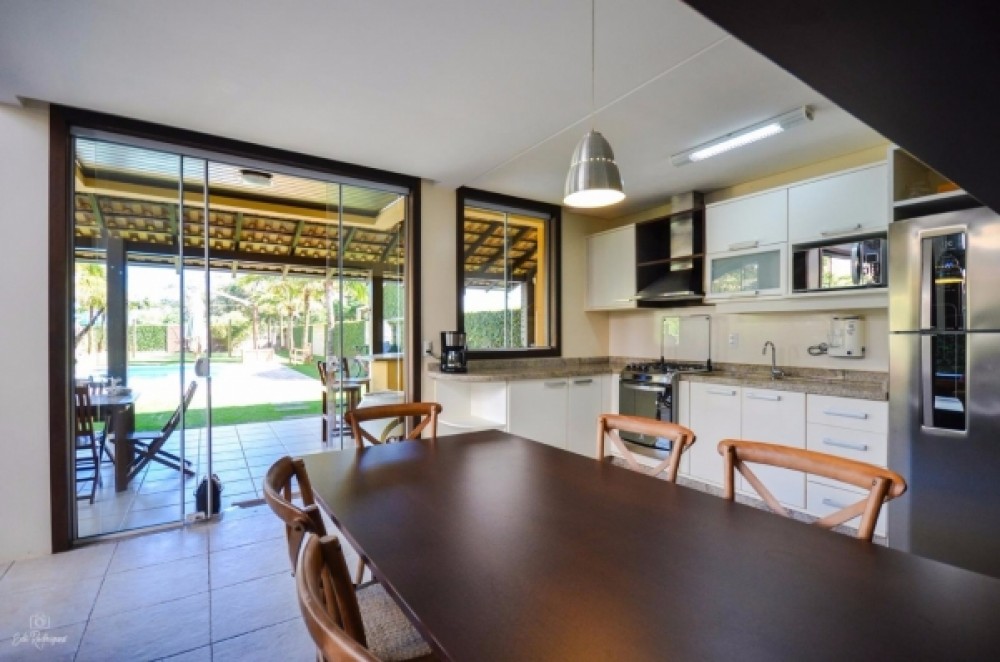 Casa alto padro com piscina,  200m do mar.