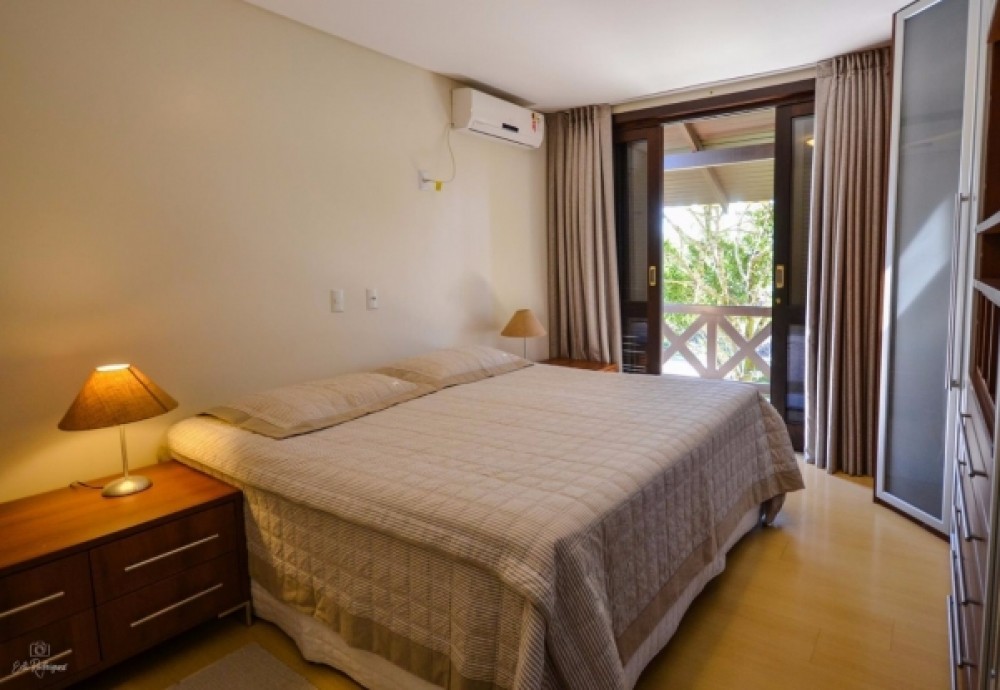 Casa alto padro com piscina,  200m do mar.