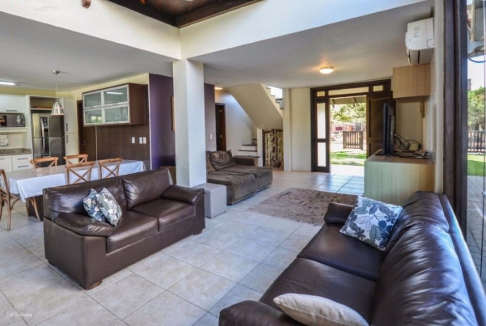 Casa alto padro com piscina,  200m do mar.