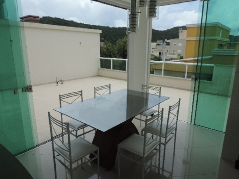 Cobertura duplex, com vista para o mar.