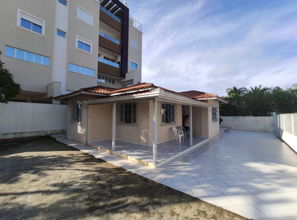 Casa 2 dorm com quintal grande