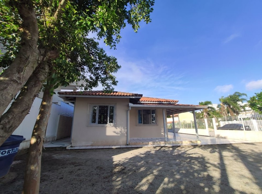 Casa 2 dorm com quintal grande
