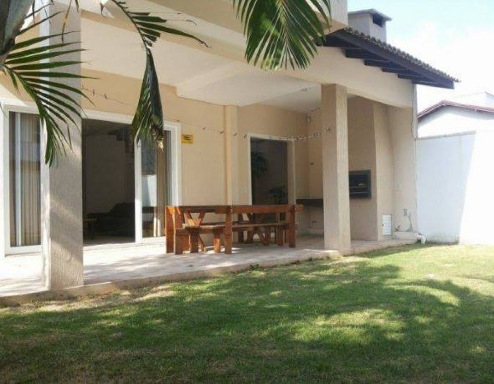 Linda casa em Canto Grande