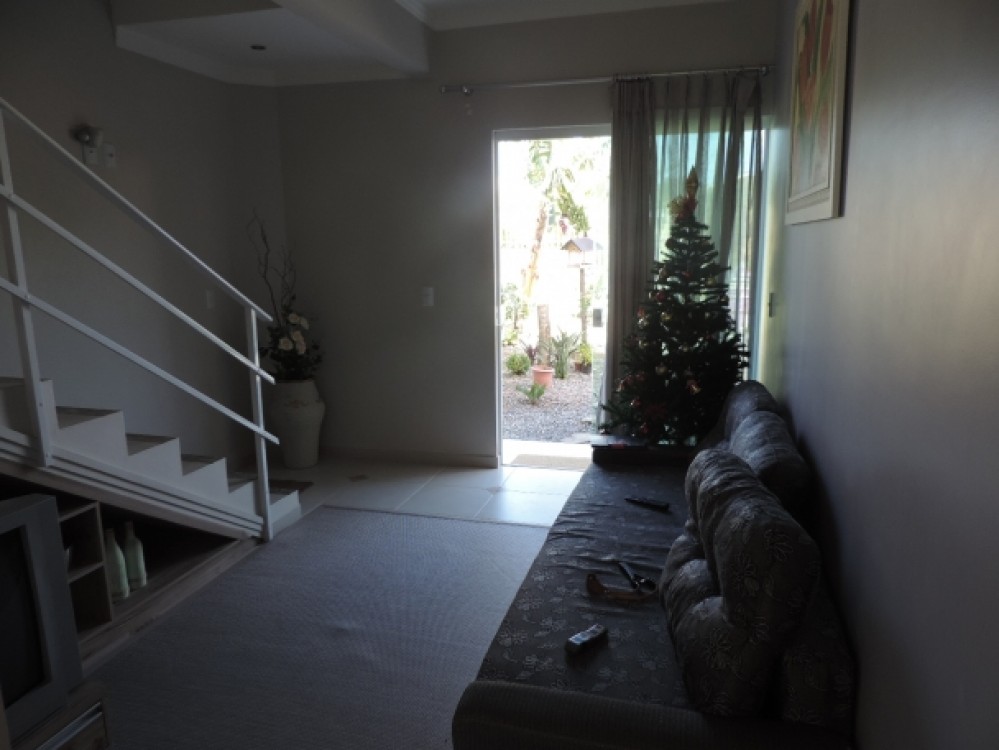 Sobrado Novo e bem localizado