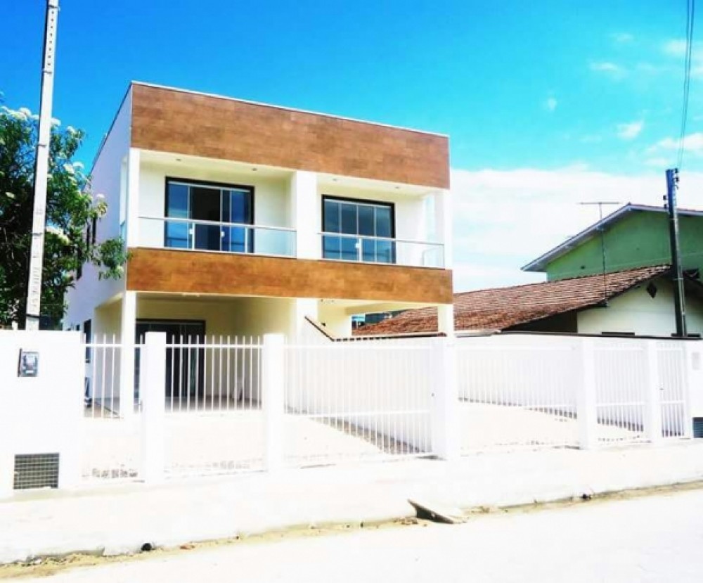 Sobrado com 3 dormitrios em Canto Grande