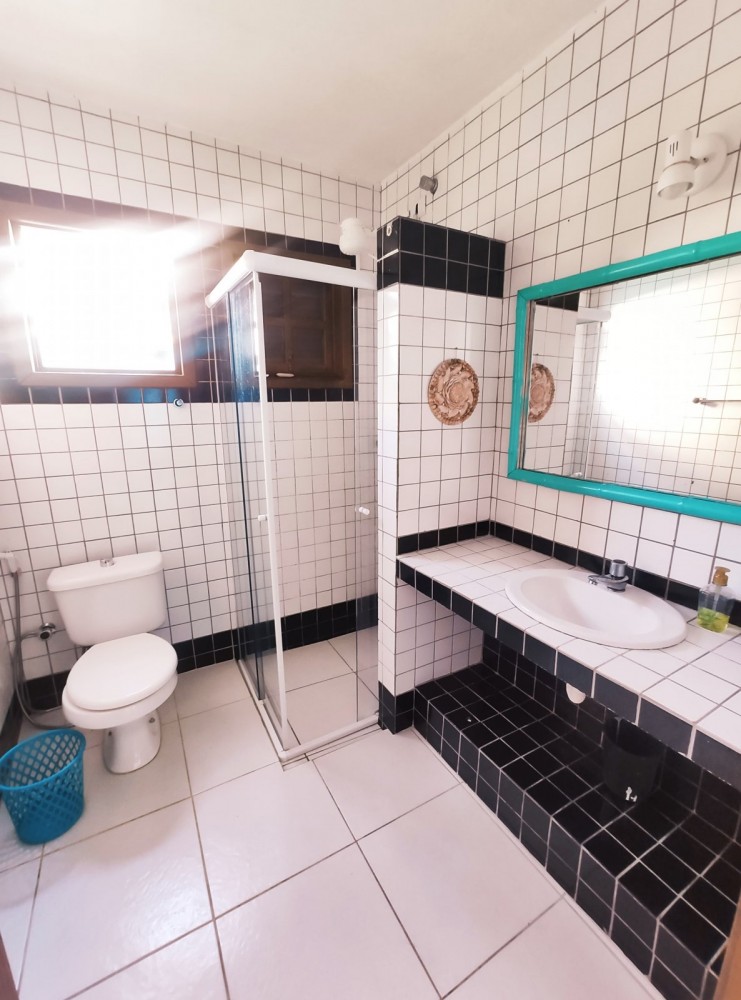 Casa com 6 dormitrios em Mariscal!