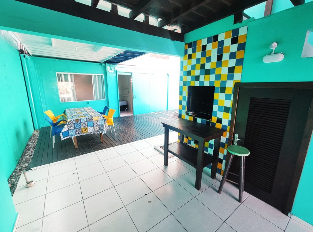 Casa com 6 dormitrios em Mariscal!