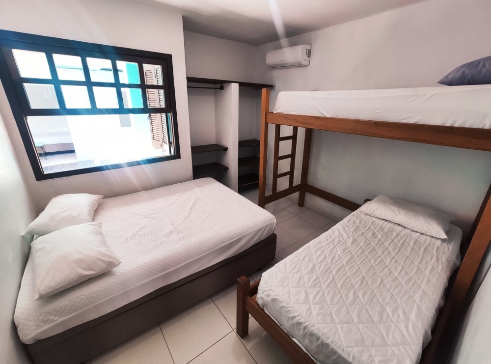 Casa com 6 dormitrios em Mariscal!