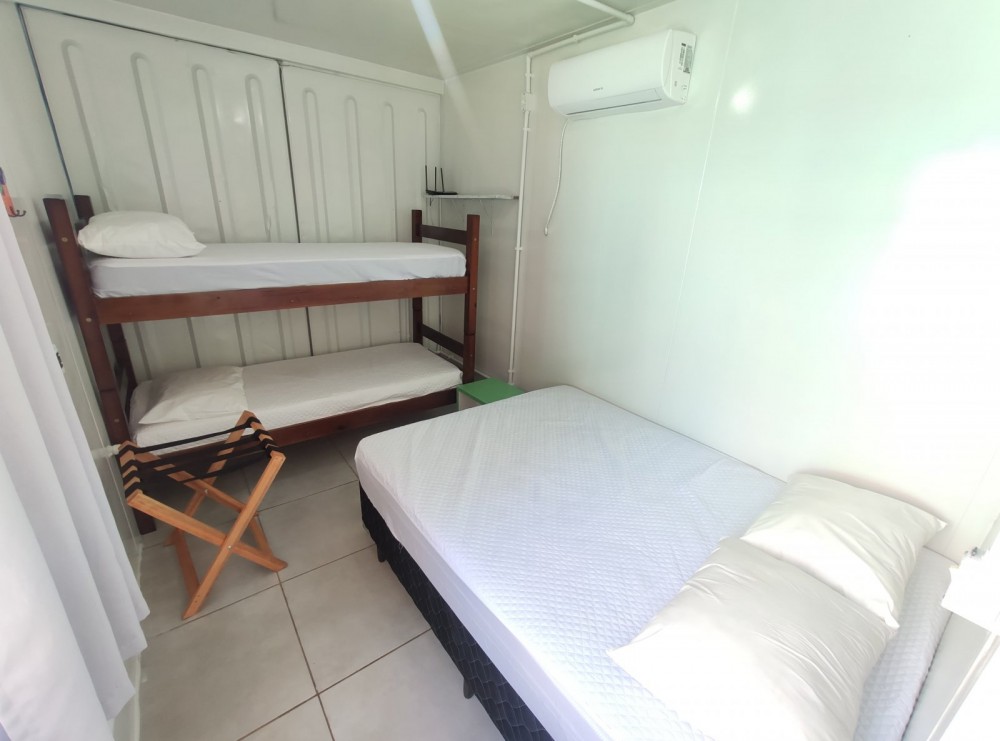 Casa com 6 dormitrios em Mariscal!